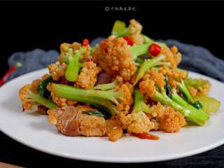 9、干锅花菜,下饭馆必点菜之一的干锅花菜,在家也可以做,炒好才十分钟,饭煮好菜也好了,绝对下饭呀。