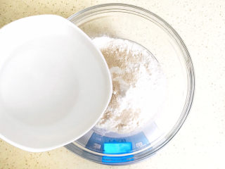 4、黑椒牛肉披萨,加入清水