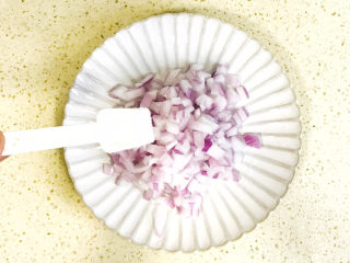 7、黑椒牛肉披萨,此时可以准备其他食材,洋葱洗净切碎,加入少许盐