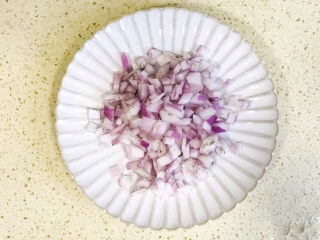 9、黑椒牛肉披萨,搅拌均匀,静置片刻,腌制入味