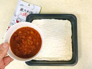 20、黑椒牛肉披萨,将番茄肉酱倒在面皮上