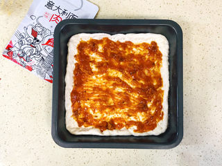 21、黑椒牛肉披萨,用叉子平铺均匀