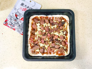 24、黑椒牛肉披萨,将牛肉粒均匀地平铺上
