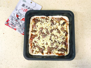 25、黑椒牛肉披萨,撒上第二层马苏里拉芝士,压实