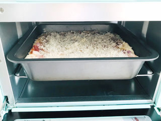 26、黑椒牛肉披萨,送进烤箱,200度20分钟就可以烤熟了