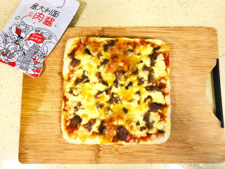 29、黑椒牛肉披萨,移至案板上,切块食用吧