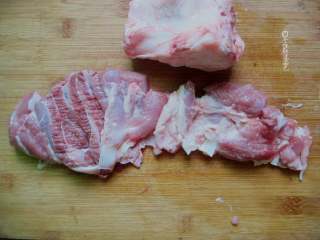 2、水晶肘花,将去骨的猪肘冲洗干净，并用冷水泡10分钟。浸泡时将肉外翻，以便血水渗出