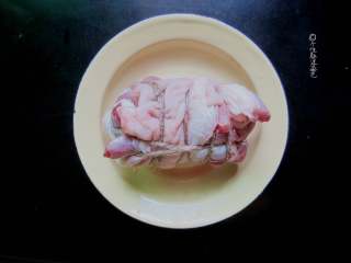 3、水晶肘花,把猪肘卷起，用线绳绑紧