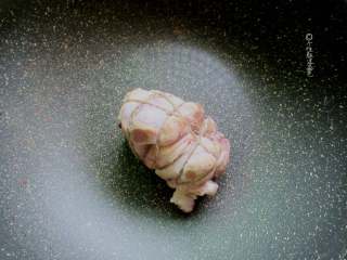 4、水晶肘花,、锅内不放油，放入卷好的肘花，煎至每一面表皮微焦