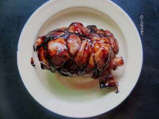 5、水晶肘花,加入耗油、糖、酱油、老抽炒至上色