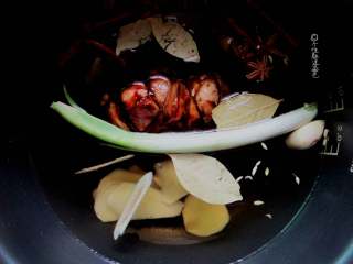 6、水晶肘花,准备一小把花椒，2个八角、适量葱段姜片，香叶2-3片，桂皮1小块，干辣椒3个。加适量开水、老抽、冰糖、盐，放入肘子