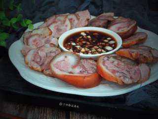 9、水晶肘花, 晶莹剔透的肘子，蘸着汁吃，特别香