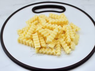 1、炸锅版狼牙薯条,首先把土豆去皮后，用狼牙刀切片条状。