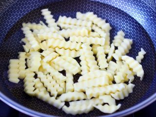 3、炸锅版狼牙薯条,锅中倒入适量的清水，放入浸泡过的土豆条。