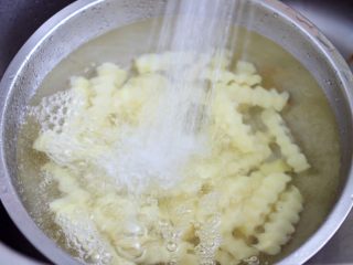 6、炸锅版狼牙薯条,把煮过的土豆条过一下凉水。