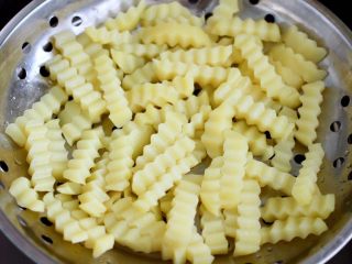 7、炸锅版狼牙薯条,沥干后放入冰柜里冷冻半个小时。