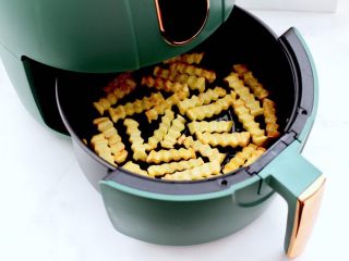 11、炸锅版狼牙薯条,时间到，外酥里嫩的薯条就出锅咯。