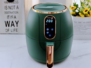 10、炸锅版狼牙薯条,启动炸锅200度炸15分钟即可。