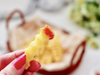 13、炸锅版狼牙薯条,蘸上番茄酱，好吃到没朋友。