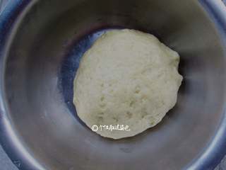 2、鲜肉酥饼,水油皮材料（中筋面粉75克，水35克，玉米油22克，细砂糖2克）全部倒入盆里，揉至可以拉出薄膜的状态，揉好后放入冰箱冷藏松驰30分钟