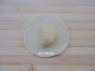 3、鲜肉酥饼,水油皮和油酥都各分成8份，搓圆。水油皮擀圆，放入油酥