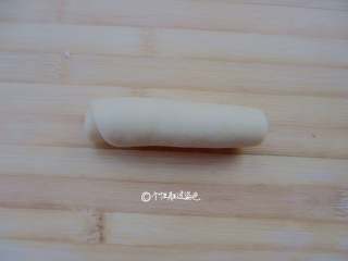 6、鲜肉酥饼,卷起，收口朝上，盖上保鲜膜，松驰15分钟