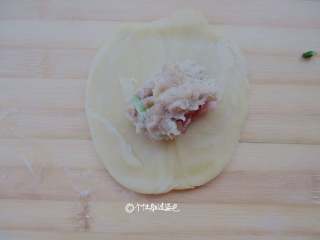 8、鲜肉酥饼,擀成饺子皮状，放入肉馅，肉馅是用之前包饺子剩下来的