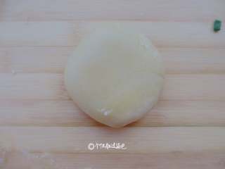 9、鲜肉酥饼,包好后收口朝下放置，按扁将收口置于底部，刷上一层蛋液，烤箱180度预热20分钟，表皮微裂状态为最佳。也可以用平底锅或者电饼铛