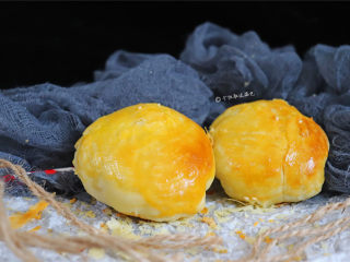 10、鲜肉酥饼,趁热食用味道最佳。吃不完的可以放入冰箱冷藏，食用时用烤箱再加热一小会