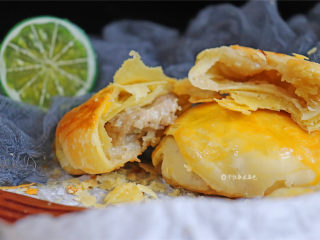 11、鲜肉酥饼,热热的一口咬下去，饼皮壳香脆酥松，窸窸窣窣落在掌心。