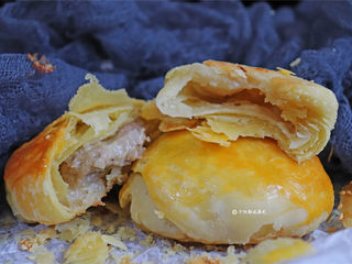 13、鲜肉酥饼,迫不及待咬上一大口，酥皮粘在嘴边，肉馅饱满油汪汪，又有嚼劲