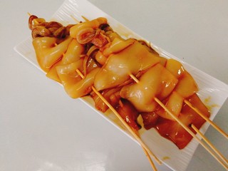 12、家庭版+铁板烧鱿鱼串家庭,一片片串好,备用