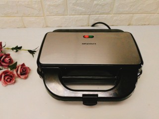 13、家庭版+铁板烧鱿鱼串家庭,取出多功能华夫饼机,先预热