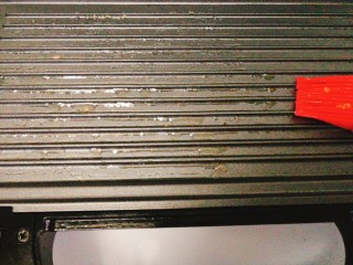 14、家庭版+铁板烧鱿鱼串家庭,预热好后上下刷上一层油