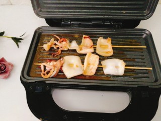 17、家庭版+铁板烧鱿鱼串家庭,煎至如图状态