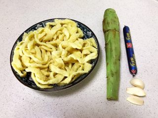 1、莴笋火腿炒面筋,准备食材：在超市买的熟面筋，莴笋，无淀粉儿童火腿肠，大蒜