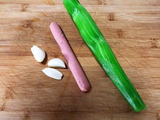 2、莴笋火腿炒面筋,莴笋削皮，火腿肠剥皮，大蒜清洗干净