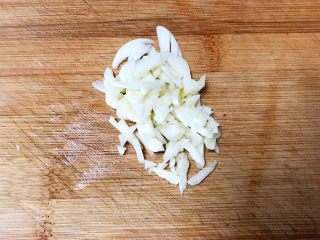 3、莴笋火腿炒面筋,把大蒜切成丝