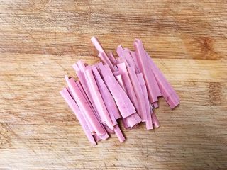 4、莴笋火腿炒面筋,火腿肠切成条