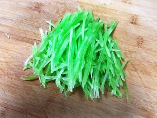 5、莴笋火腿炒面筋,莴笋切成丝