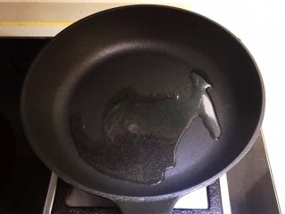 6、莴笋火腿炒面筋,炒锅烧热后玉米油