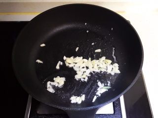 7、莴笋火腿炒面筋,油烧热后加入大蒜，炒出香味