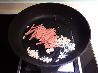 8、莴笋火腿炒面筋,加入火腿肠