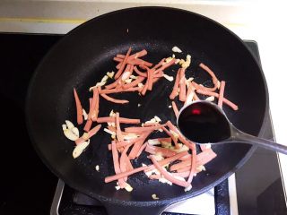 9、莴笋火腿炒面筋,翻炒均匀，加入生抽