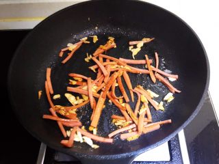 10、莴笋火腿炒面筋,翻炒均匀