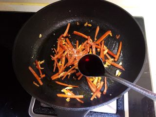 11、莴笋火腿炒面筋,加入陈醋