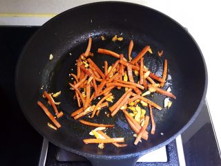 12、莴笋火腿炒面筋,翻炒均匀