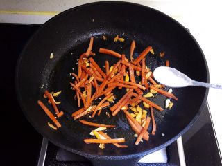 13、莴笋火腿炒面筋,加少量精盐，加入红辣油