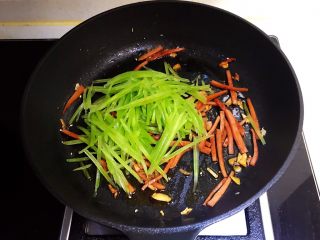 14、莴笋火腿炒面筋,加入莴笋