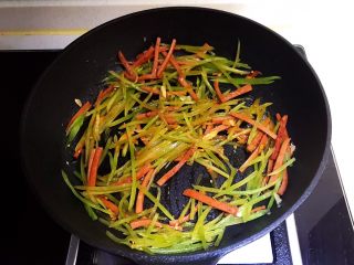 15、莴笋火腿炒面筋,翻炒均匀